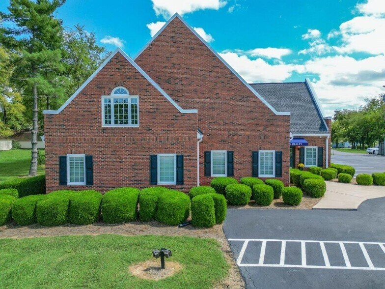 More Photos Of 1404 N Main St, Shelbyville Office Residential For Lease