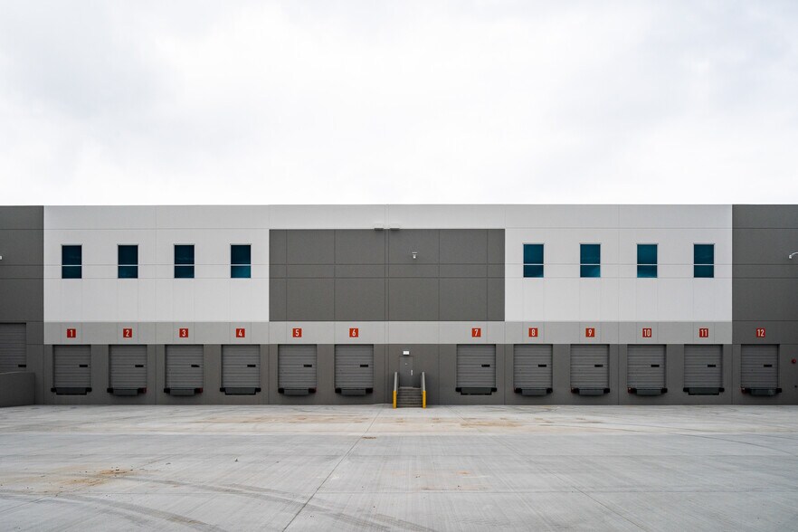 More Photos Of 3071 E Coronado St, Anaheim Warehouse For Lease