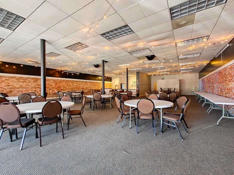 More Photos Of 121 N Poplar St, Paris Storefront Retail Residential For Sale