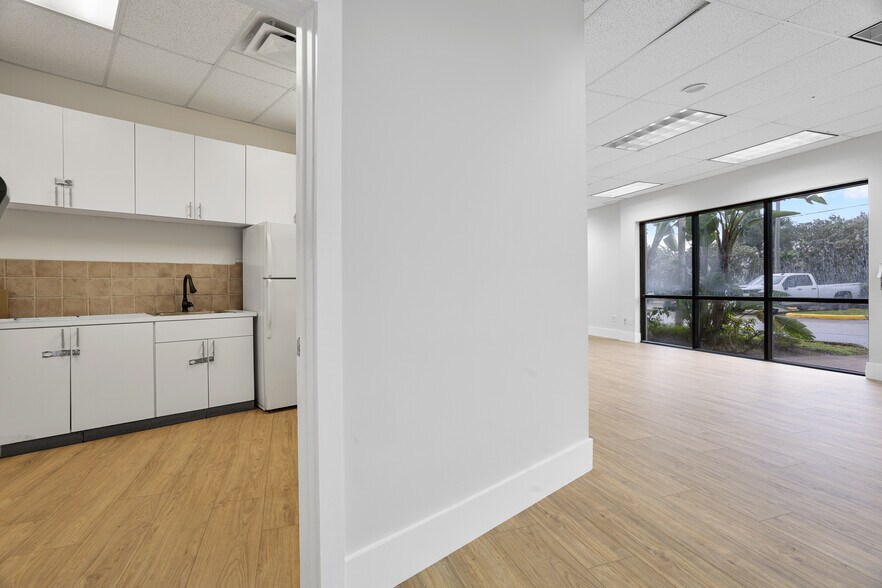 More Photos Of 10300-10380 NW 53rd St, Sunrise Distribution For Lease