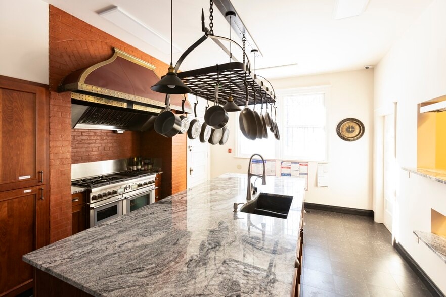 More Photos Of 703 W 7th Ave, Spokane Office For Sale