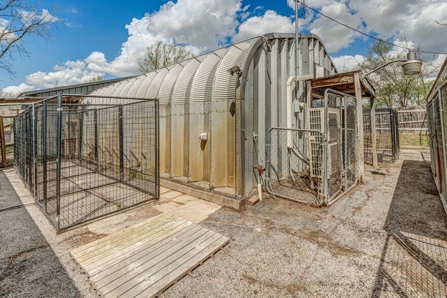 Primary Photo Of 1344 E 500 N, Albion Veterinarian Kennel For Sale