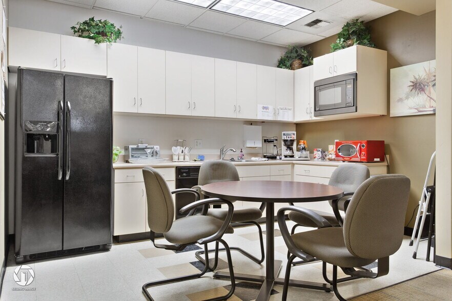 More Photos Of 3820 Coffee Rd, Bakersfield Storefront Retail Office For Lease