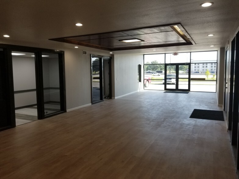 More Photos Of 2865 E Skelly Dr, Tulsa Medical For Lease