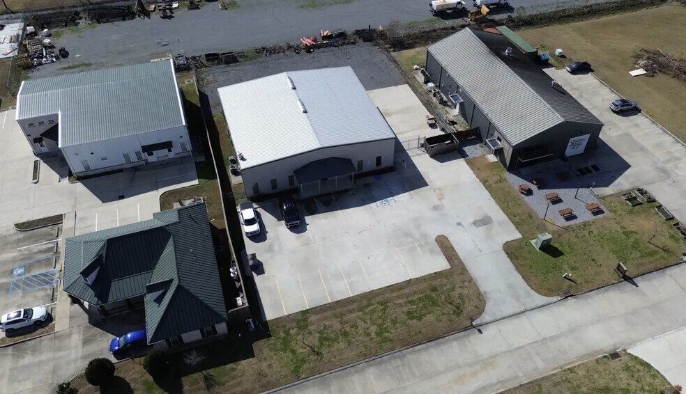 More Photos Of 445 W Eastbank Dr, Gonzales Industrial For Lease