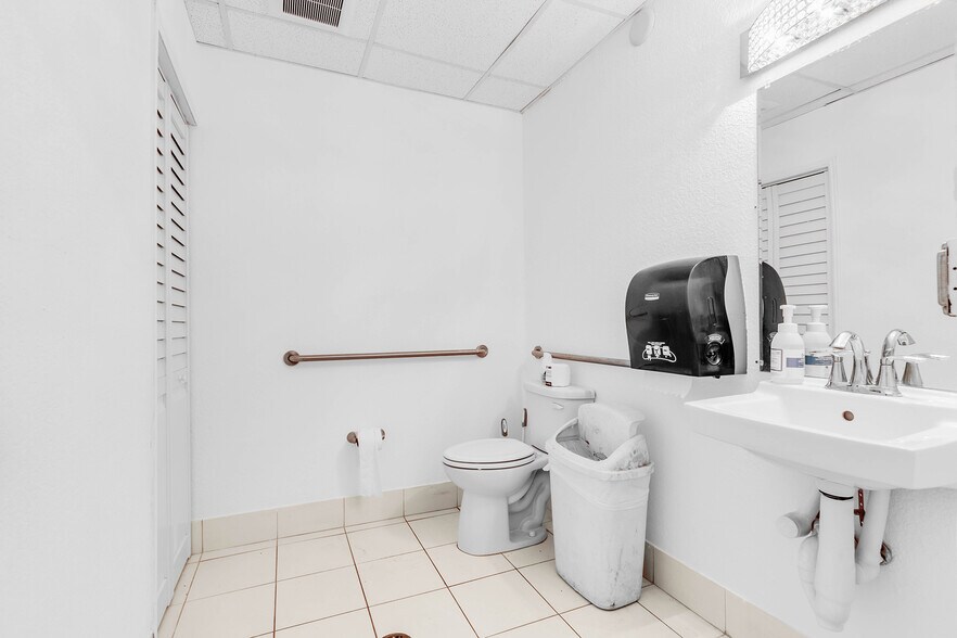 More Photos Of 333 Clematis St, West Palm Beach Storefront Retail Office For Lease