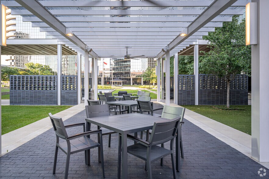 More Photos Of 11 Greenway Plz, Houston Office For Lease