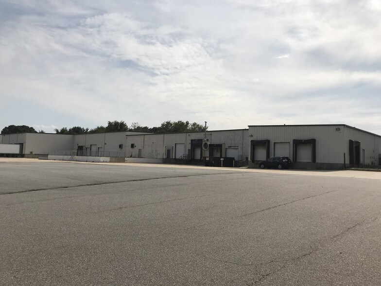 More Photos Of 124 Commerce Blvd, Statesville Manufacturing For Lease