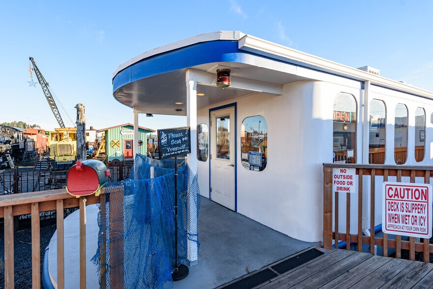 More Photos Of 102 Hall Ave, Coos Bay Restaurant For Sale