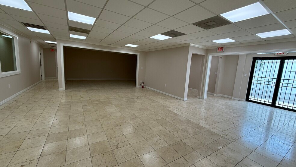 More Photos Of 5901 Schumacher Ln, Houston Office Residential For Lease