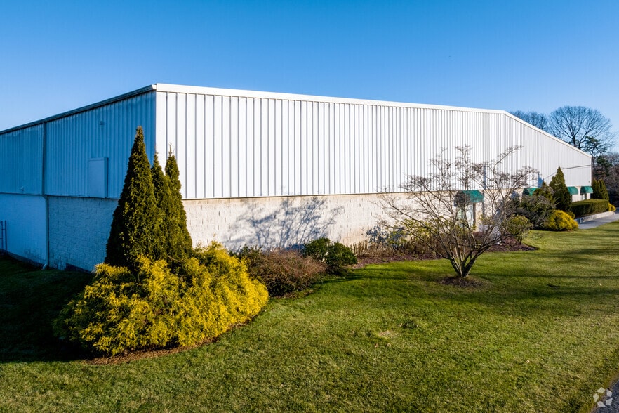 More Photos Of 885 Waverly Ave, Holtsville Warehouse For Lease