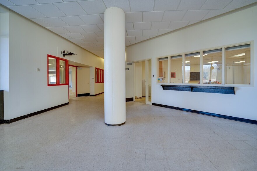 More Photos Of 275 Portsmouth Ave, Stratham Light Manufacturing For Sale