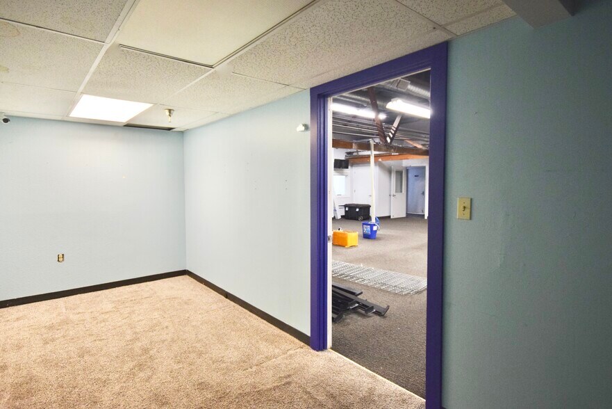 More Photos Of 2200 SE Mailwell Dr, Milwaukie Warehouse For Lease