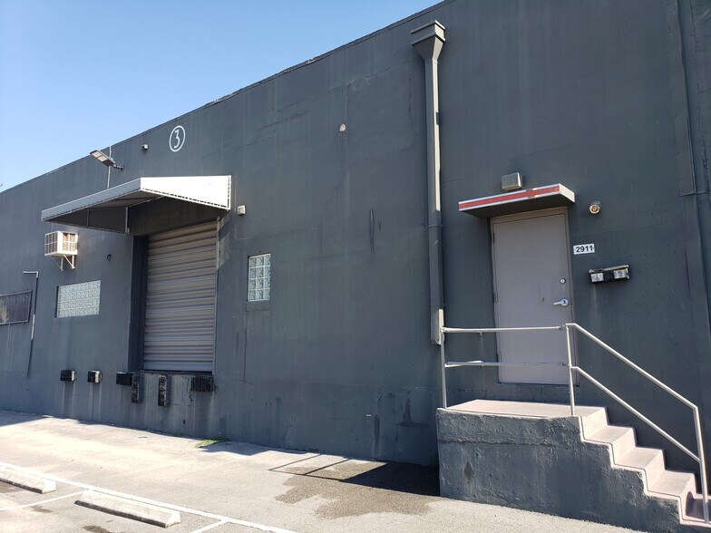 More Photos Of 2901-2915 NW 34th St, Miami Showroom For Sale