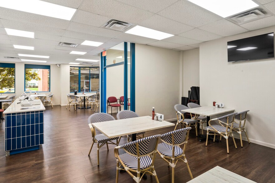 More Photos Of 322-323 W Lee Hwy, Warrenton Freestanding For Lease