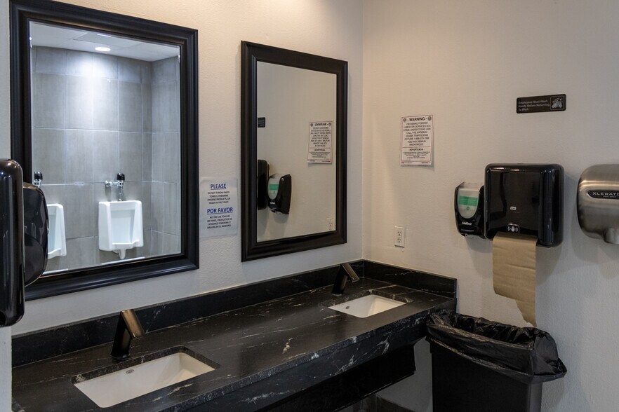 More Photos Of 326 N Chaparral St, Corpus Christi Freestanding For Lease