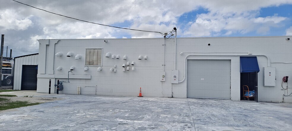 More Photos Of 4339 8th Ave S, Saint Petersburg Warehouse For Lease