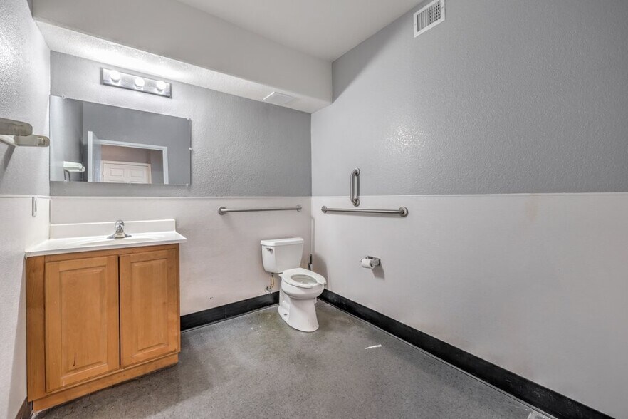 More Photos Of 5965 Harrison Dr, Las Vegas Warehouse For Sale