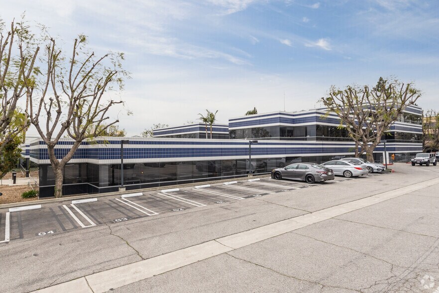 More Photos Of 16461 Sherman Way, Van Nuys Office For Lease