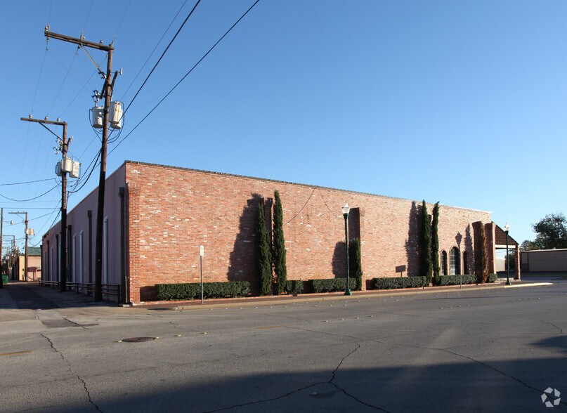 More Photos Of 201 N Pacific St, Conroe Freestanding For Lease