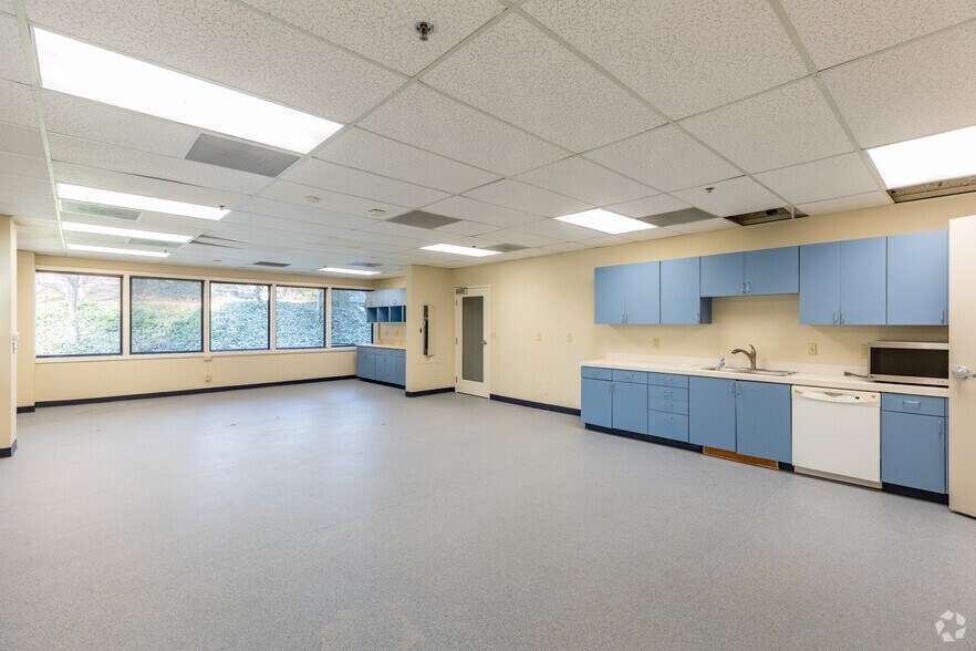 More Photos Of 70 Garden Ct, Monterey Medical For Lease