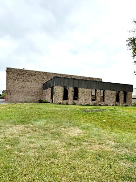 More Photos Of 340 Executive Dr, Troy Warehouse For Lease