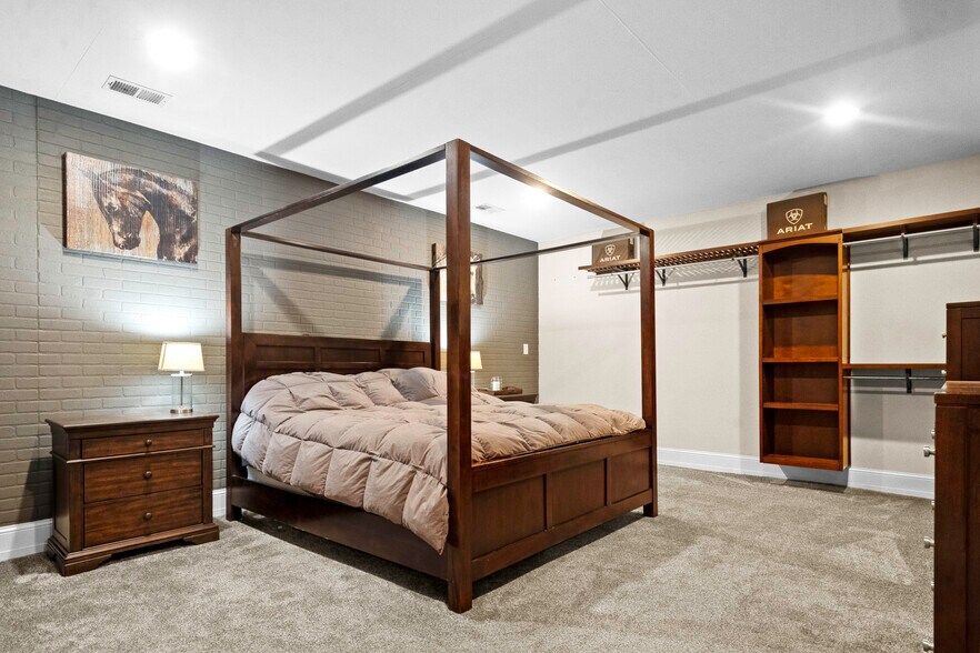 More Photos Of 11155 Hubbard Rd, Kansas City Flex For Sale
