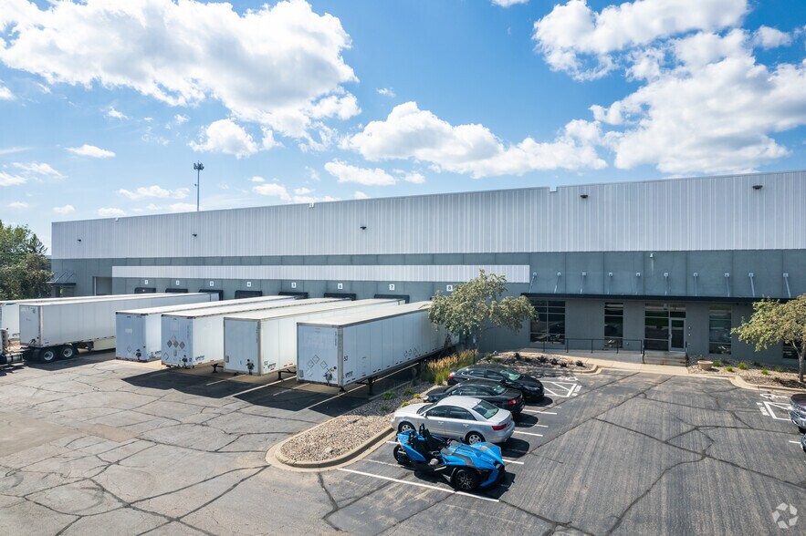 More Photos Of 804 Valley Park Dr, Shakopee Warehouse For Lease