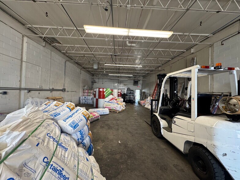 More Photos Of 78-102 E Industry Ct, Deer Park Warehouse For Lease