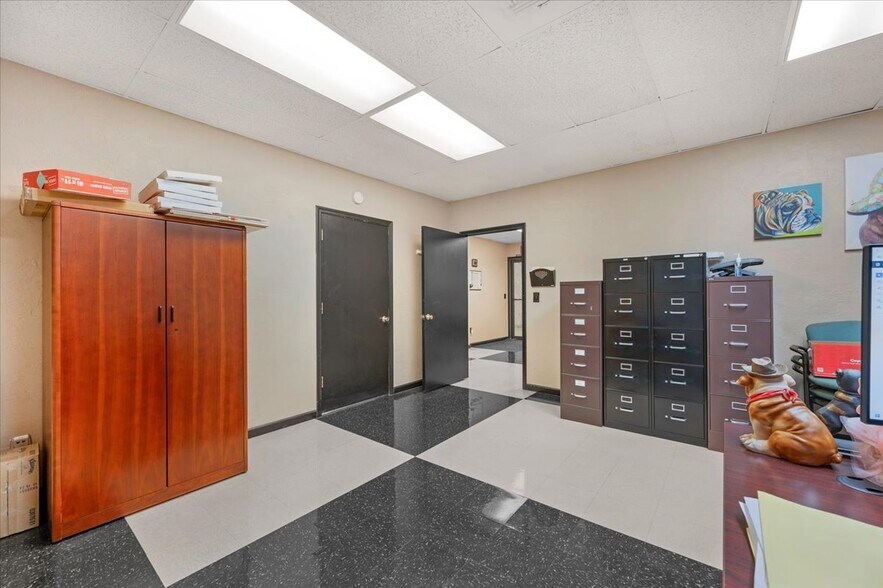 More Photos Of 339 W D St, Lemoore Storefront For Sale