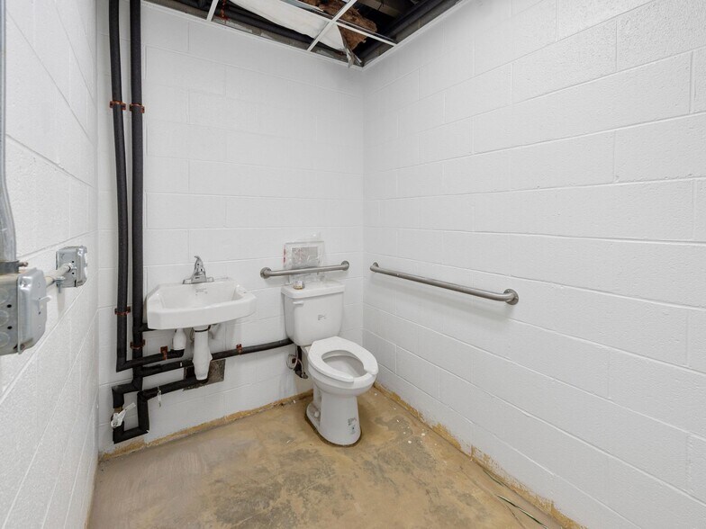 More Photos Of 93 Thompson St, Asheville Manufacturing For Lease