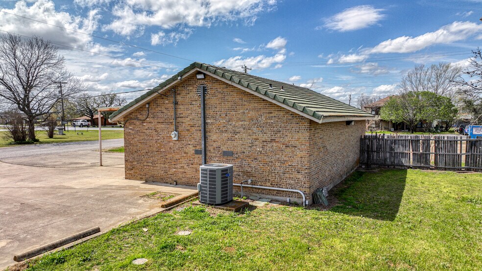 More Photos Of 107 Fannin St, Millsap Bank For Lease