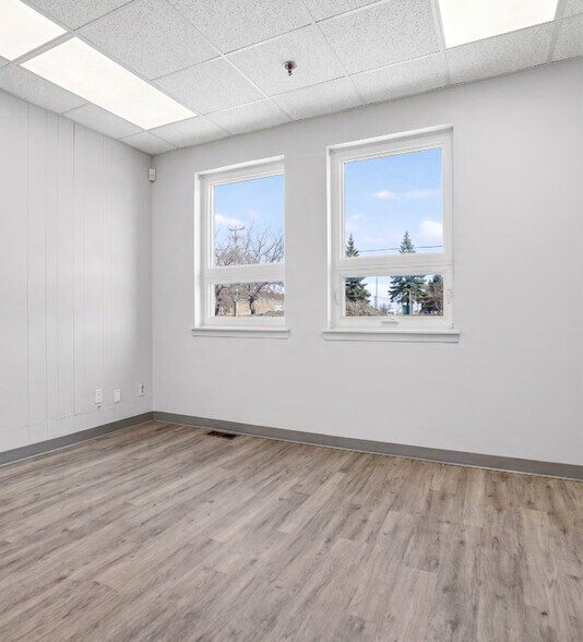 More Photos Of 1590 Boul Hymus, Dorval Distribution For Lease