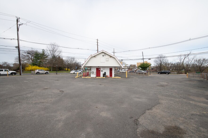 More Photos Of 735 E Hazelwood Ave, Rahway Freestanding For Sale