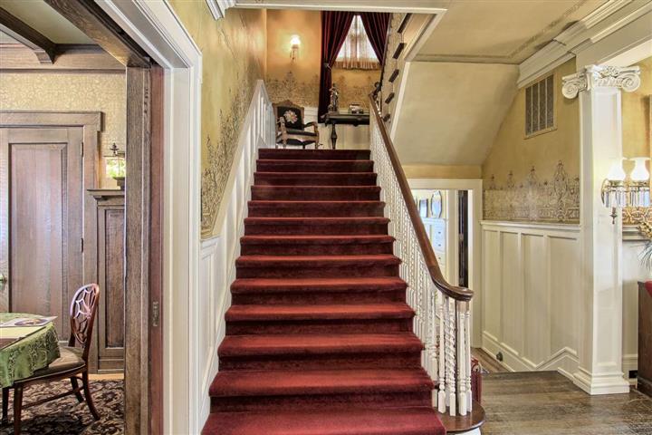 More Photos Of 230 Wellington St, Traverse City Hospitality For Sale