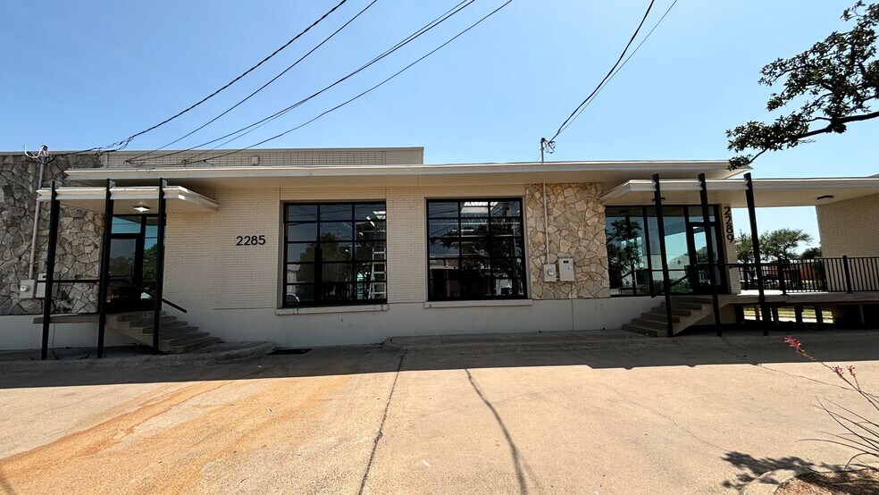 More Photos Of 2285 & 2289 Vantage St, Dallas Light Manufacturing For Lease