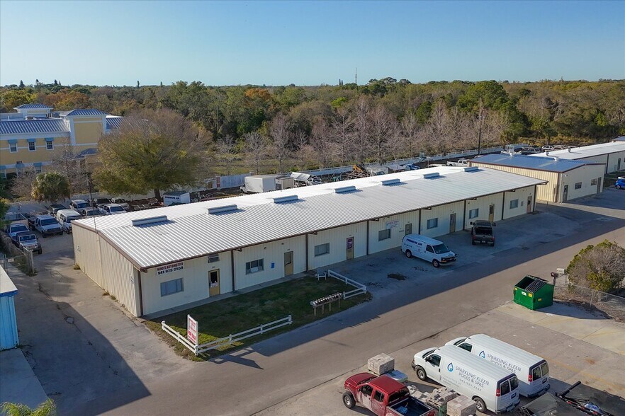 More Photos Of 5639-5651 Lawton Dr, Sarasota Service For Lease