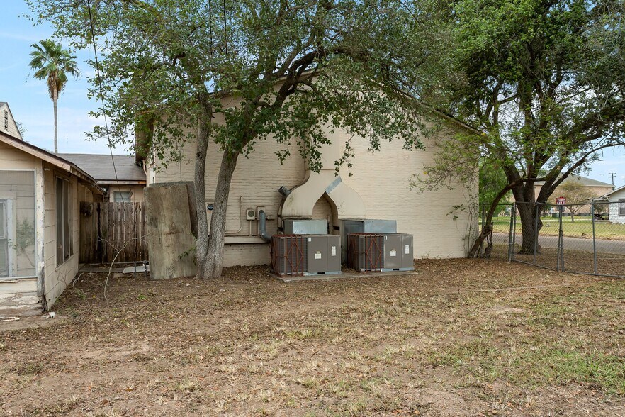 More Photos Of 503 S Illinois Ave, Weslaco Flex For Lease