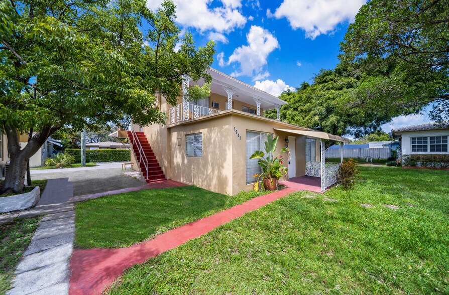 More Photos Of 1943-1947 Buchanan St, Hollywood Apartments For Sale