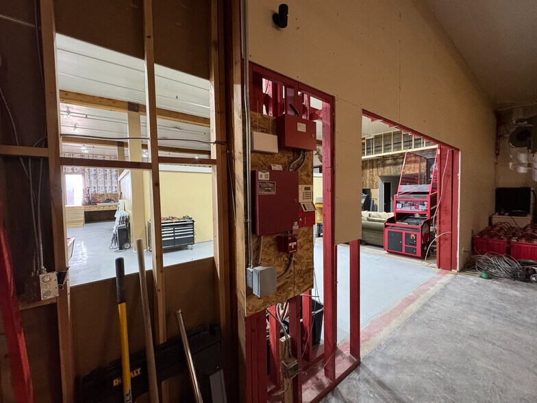 More Photos Of 901 9th St N, Great Falls Showroom For Sale