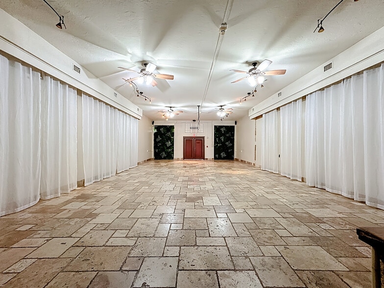 More Photos Of 1001 Manatee Ave, Bradenton Storefront Retail Office For Sale