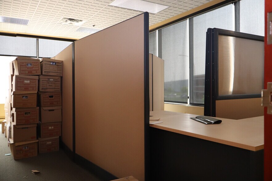 More Photos Of 2655 Rue Michelin, Laval Warehouse For Lease
