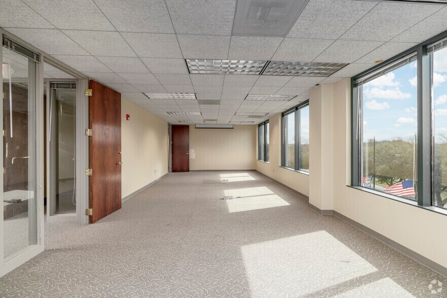 More Photos Of 9144 Arrowpoint Blvd, Charlotte Office For Sale