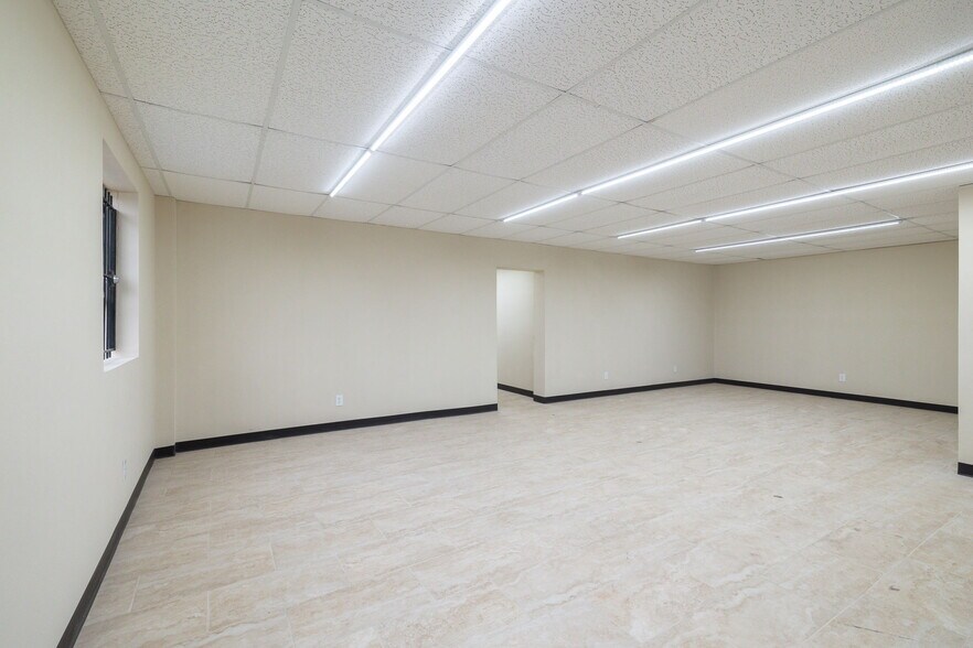 More Photos Of 2930 E Houston St, San Antonio Industrial For Sale