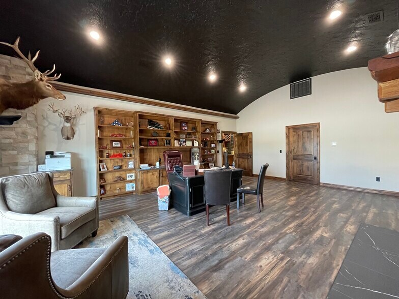 More Photos Of 4640 S Treadaway Blvd, Abilene Office For Lease