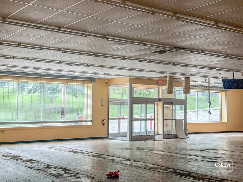 More Photos Of 2928 Sheraden Blvd, Pittsburgh Freestanding For Lease