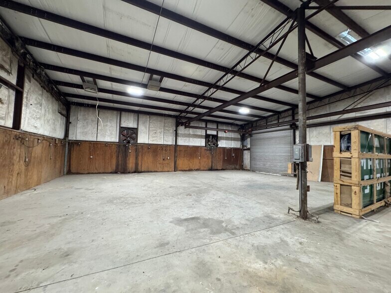 More Photos Of 1208 S Chestnut St, Lufkin Showroom For Sale