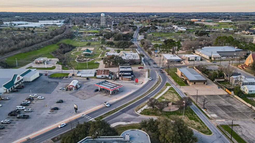 More Photos Of 400 N Austin Pky, Brenham General Retail For Sale
