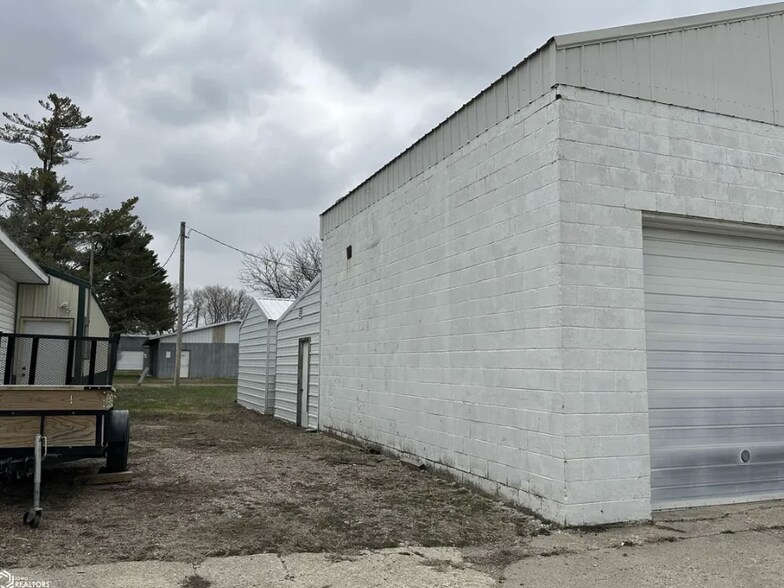 More Photos Of 170-184 NE 2nd St NE, Britt Warehouse For Sale