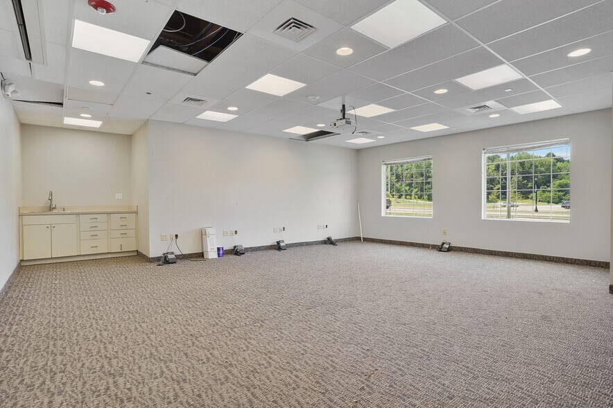 More Photos Of 3333 Massillon Rd, Akron Bank For Lease